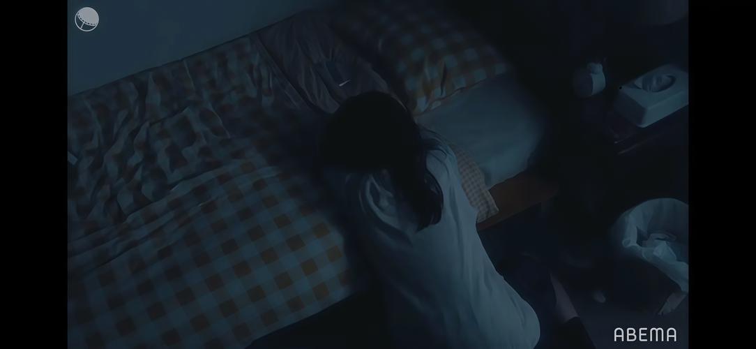 在阴暗的房间里孤独的女孩